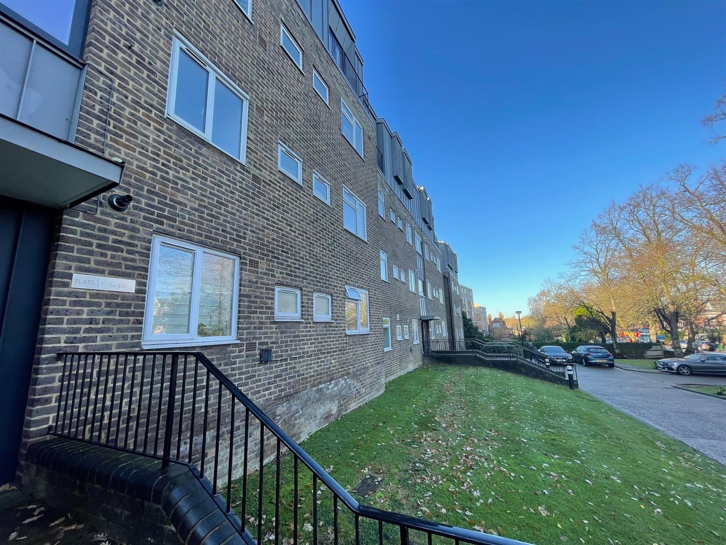 2 bed property in Great North Road, London